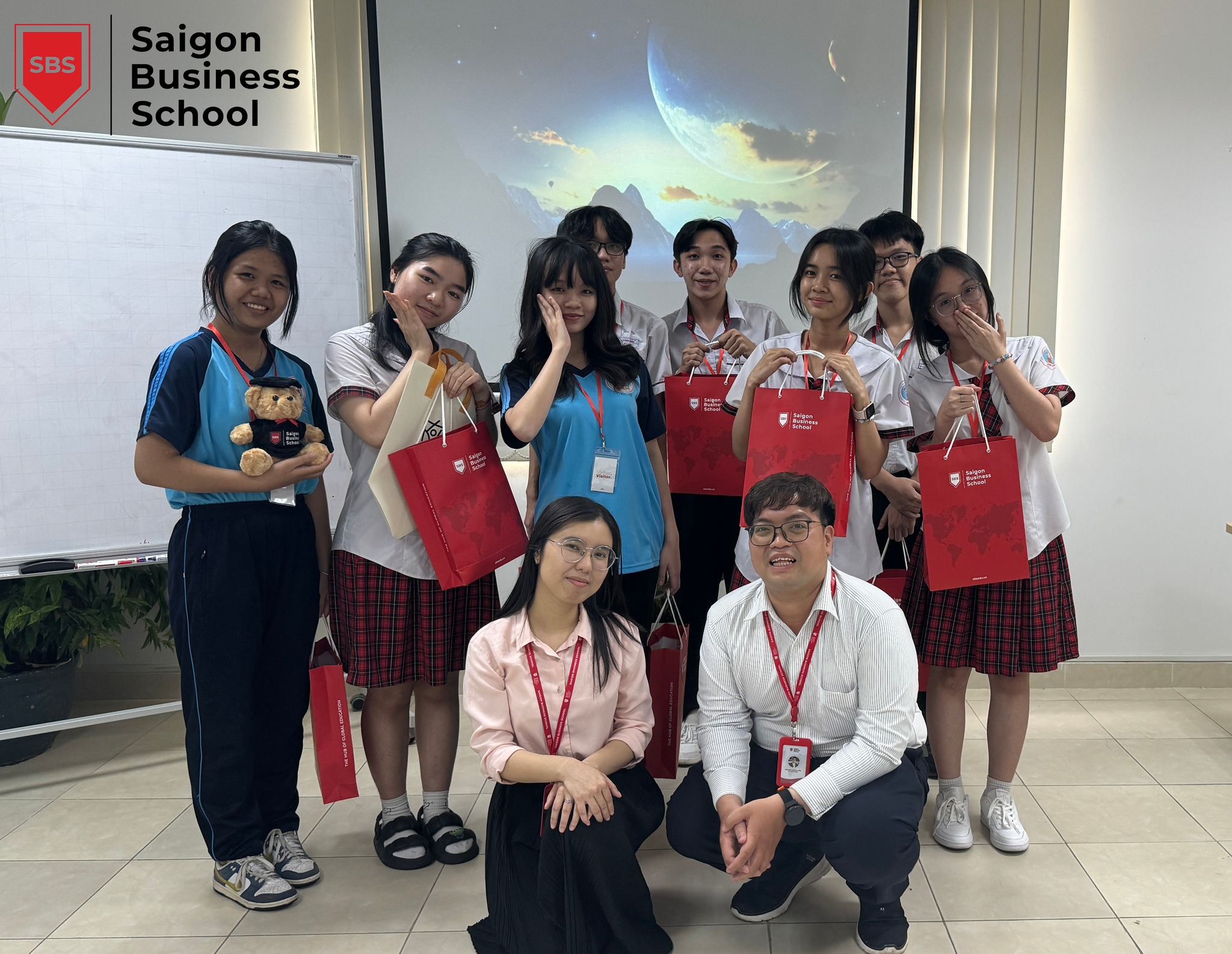 SBS TỔ CHỨC BUỔI TẬP HUẤN DÀNH CHO CÁC BẠN TRƯỜNG THPT HỒNG ĐỨC CHUẨN BỊ CHO CUỘC THI HÙNG BIỆN TIẾNG ANH