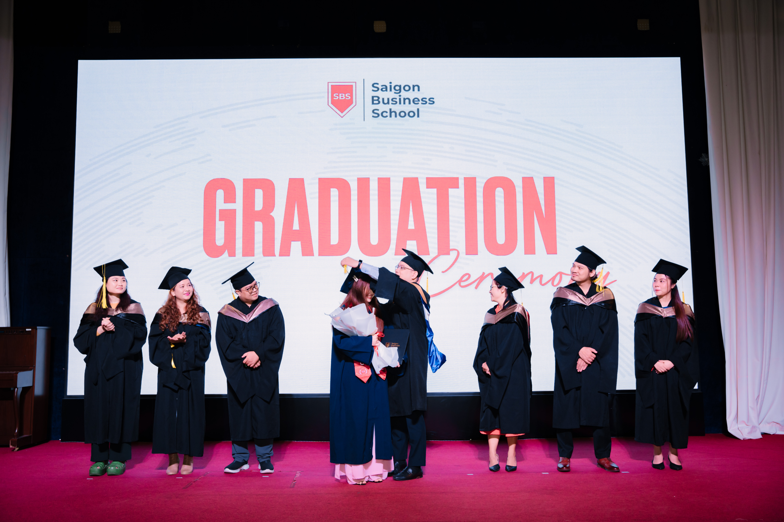lễ tốt nghiệp sbs