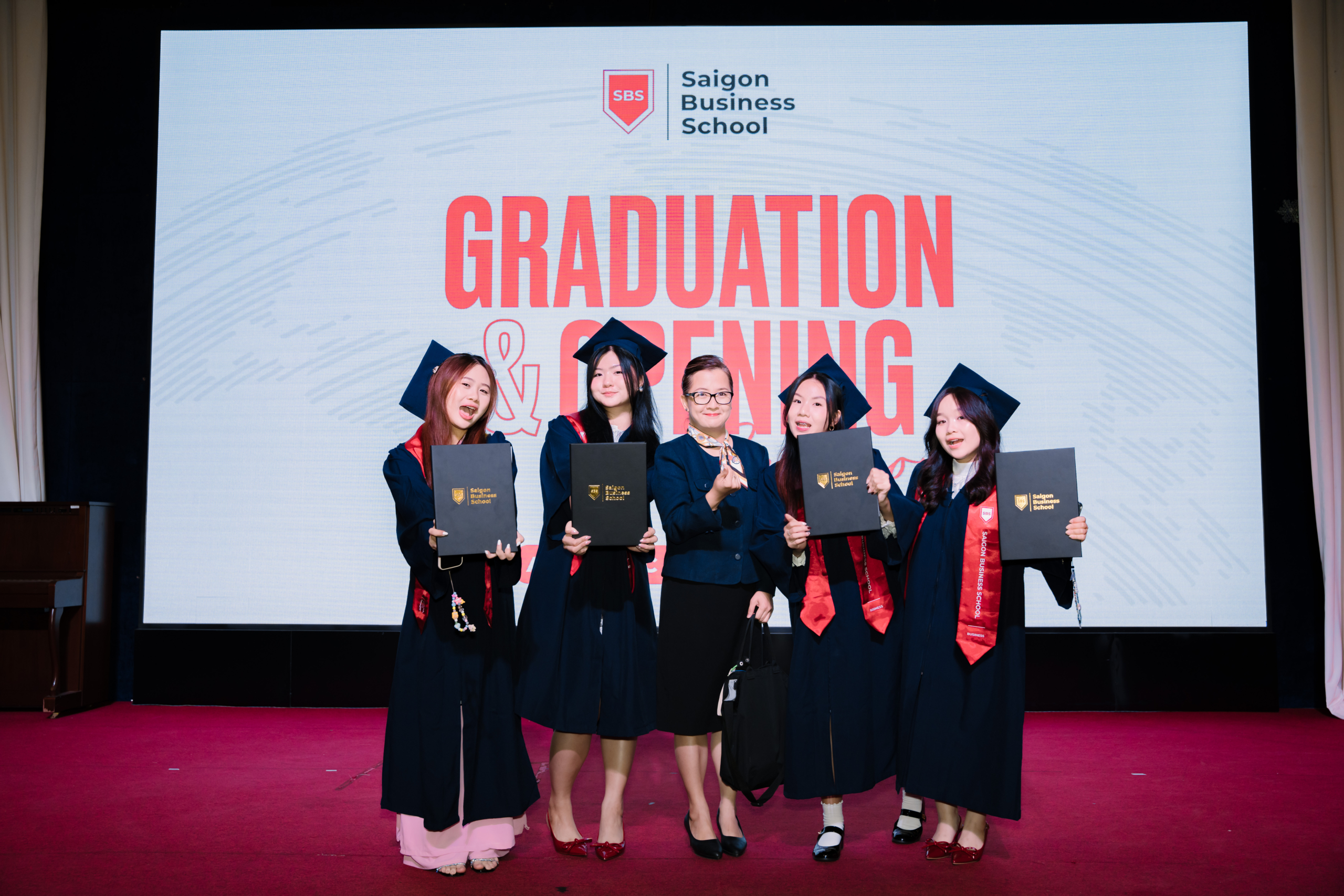 Khoảnh Khắc Tốt Nghiệp Ấn Tượng Mở Ra Hành Trình Tự Tin, Bản Lĩnh Trở Thành Công Toàn Cầu